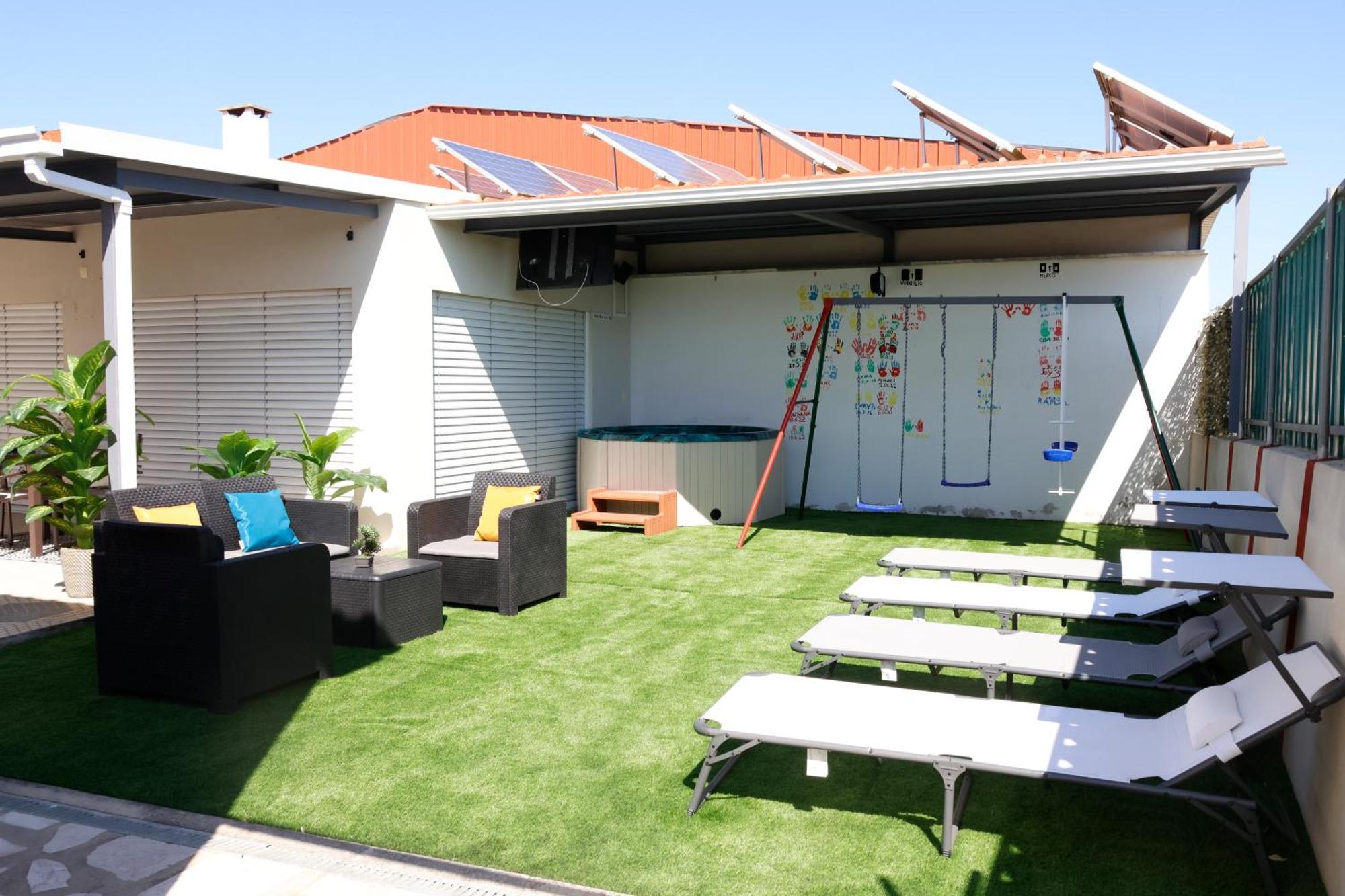 *Private Outdoor Area* 300M-Beach, Swing/No Stairs 상 마르티뇨 두 포르투 외부 사진